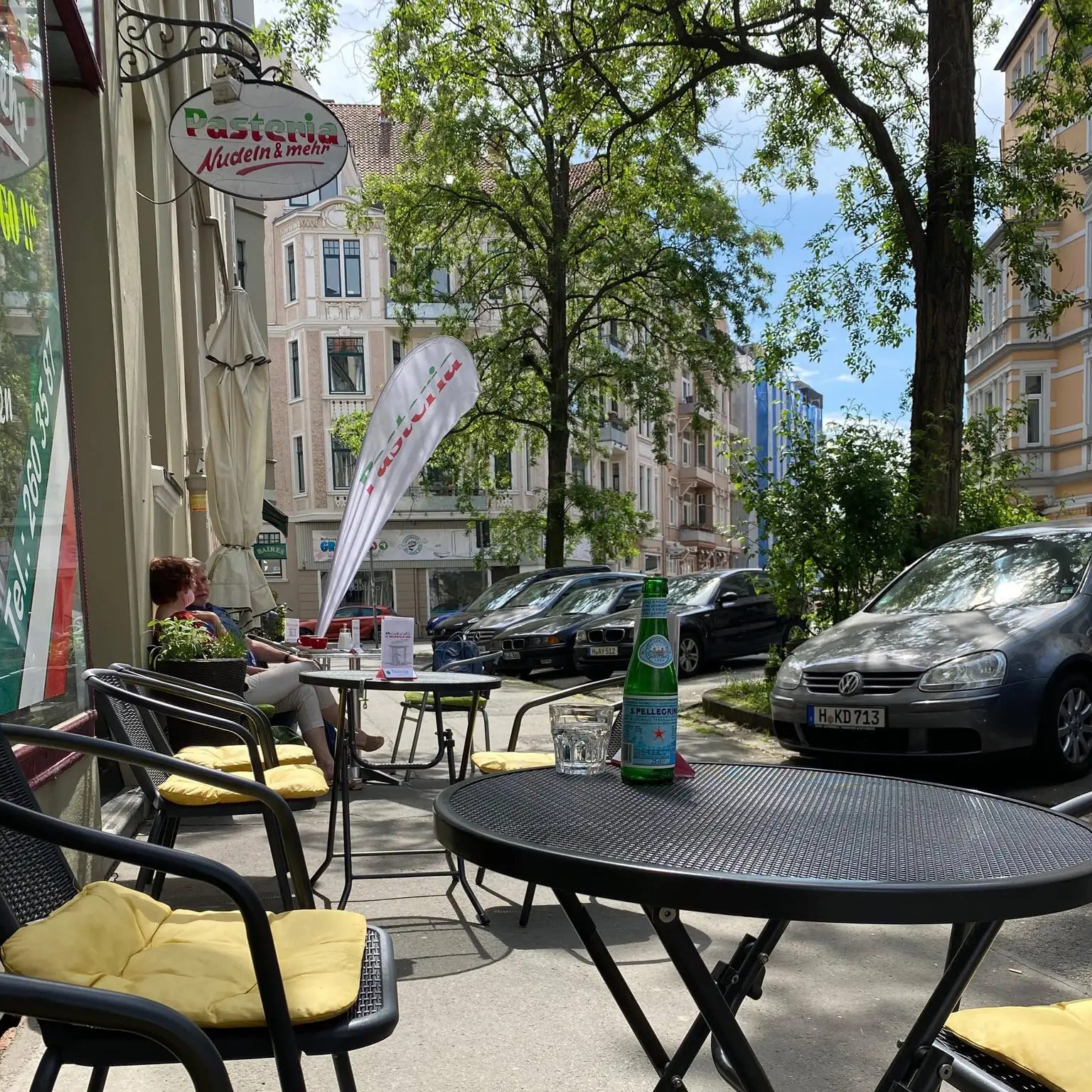 Aussicht von einem der Tische vor der Pasteria im Sommer